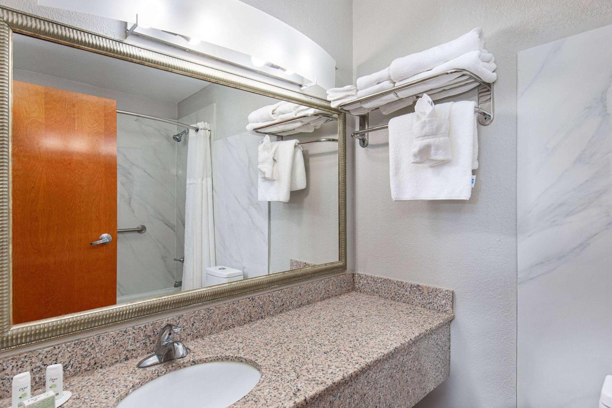 Ramada By Wyndham Bowling Green Buitenkant foto